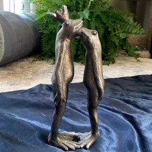 Frog figurine, kissing statue